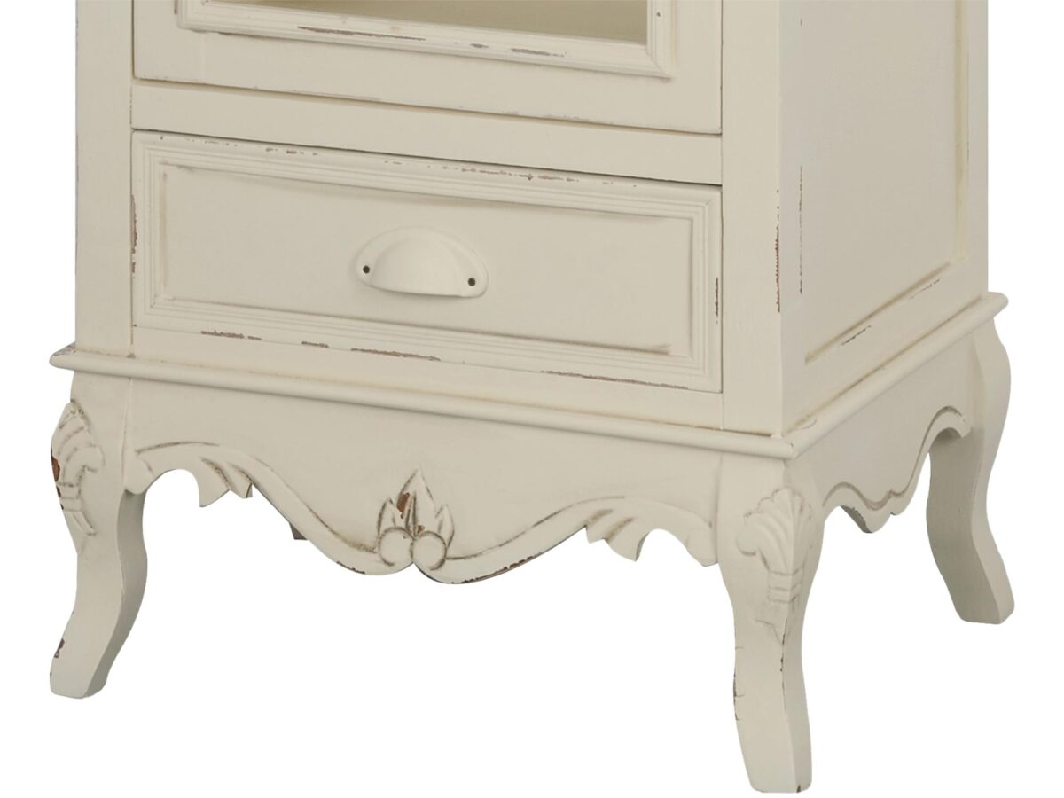 Detal rzeźbionych nóg drewnianej komody w stylu prowansalskim kolor kremowy Detal rzeźbionych nóg drewnianej komody w stylu prowansalskim kolor kremowy