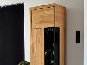 Miniaturka 4 - Witryna stojąca z czarnym frontem w aranżacji wnętrza