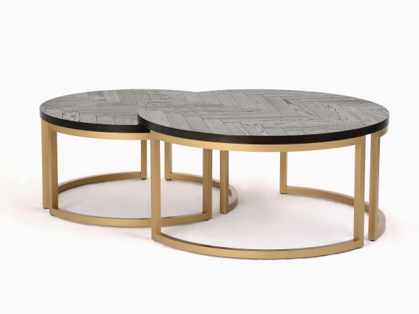 Luksusowe stoliki okrągłe z blatem w jodełkę i złotą ramą