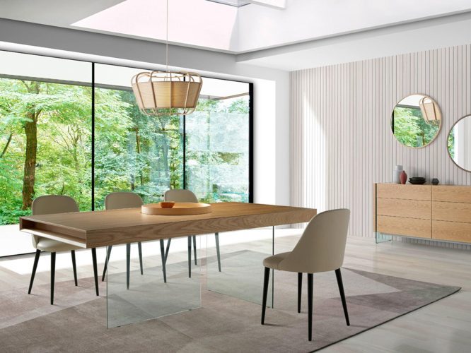 Komoda dębowa z eleganckimi szklanymi nogami – Tribeca