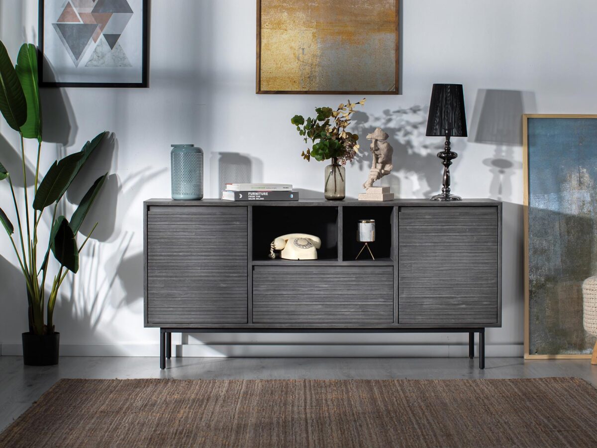 Elegancka komoda loftowa z otwartymi półkami i dekoracjami Elegancka komoda loftowa z otwartymi półkami i dekoracjami