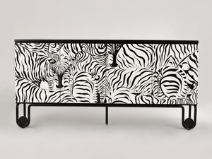 Miniaturka 1 - Detal komody z frontem w czarno-biały wzór zebry i metalową nogą