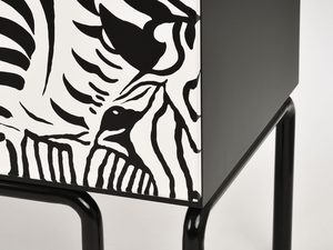 Miniaturka 3 - Detal komody z frontem w czarno-biały wzór zebry i metalową nogą