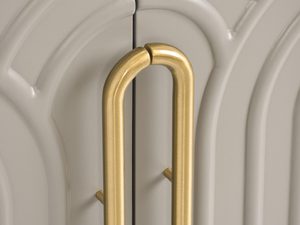 Miniaturka 3 - Jasnoszara komoda z ozdobnymi drzwiami i złotą rączką