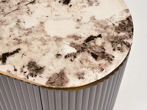 Miniaturka 3 - Zbliżenie na detale komody RTV w stylu glamour