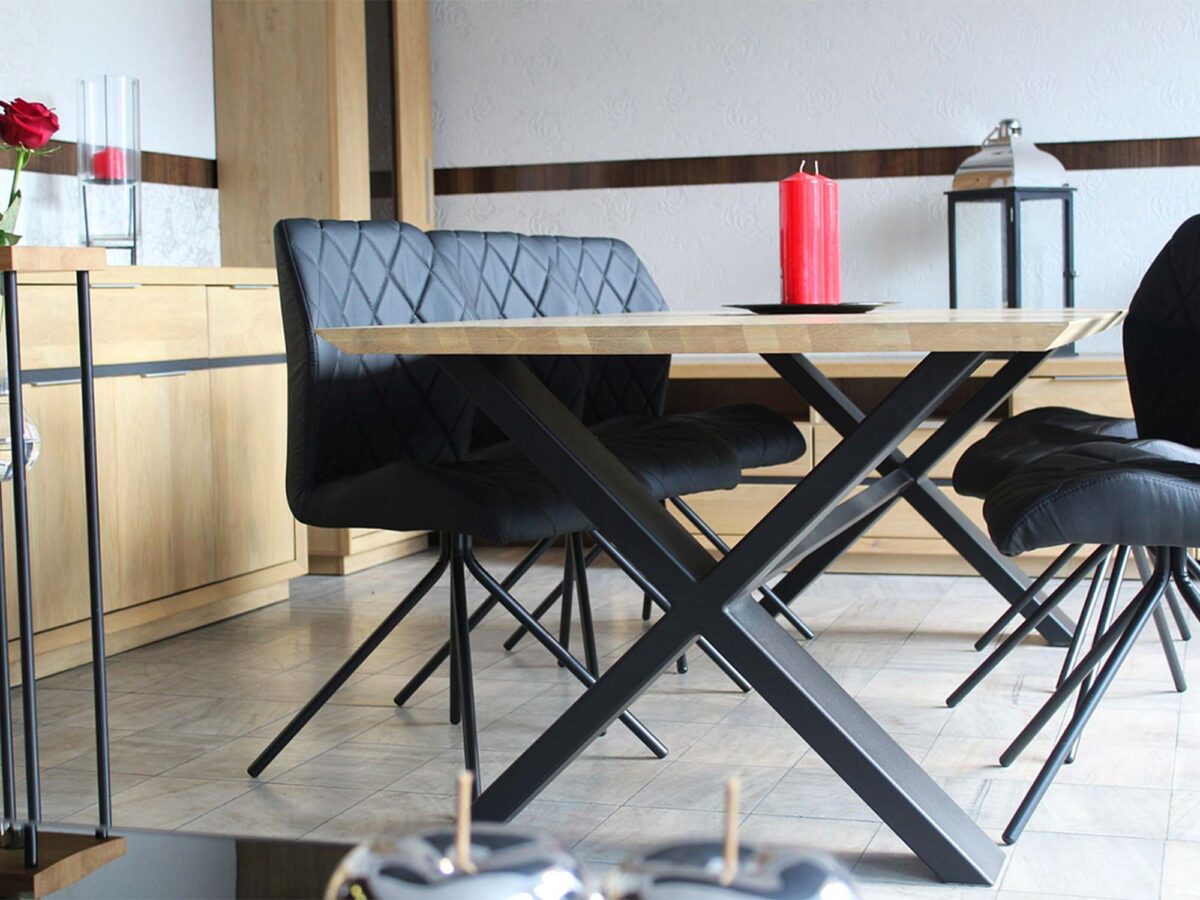 Stół dębowy loft z nogami krzyżakowymi w aranżacji jadalni