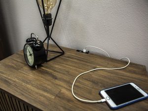 Miniaturka 1 - Blat z drewna akacjowego z gniazdkiem USB – detal biurka