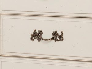 Miniaturka 4 - Drewniana komoda z dekoracyjnymi frontami w stylu prowansalskim kolor biały aranżacja salonu