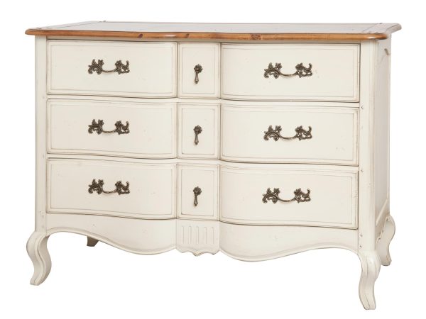 Drewniana komoda z dekoracyjnymi frontami w stylu prowansalskim kolor biały