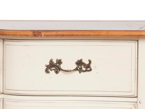 Miniaturka 1 - Drewniana komoda z dekoracyjnymi uchwytami w stylu prowansalskim kolor biały