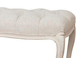 Miniaturka 1 - Detal tapicerowanego siedziska ławki w stylu prowansalskim kolor biały