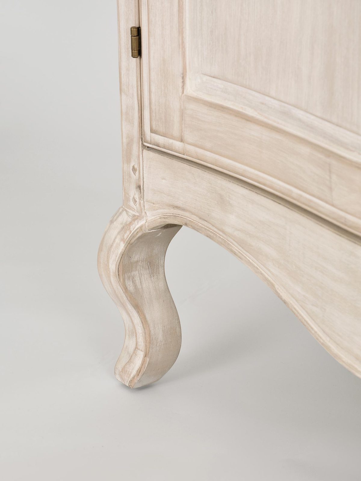 Zbliżenie na gięte nogi w komodzie w stylu prowansalskim