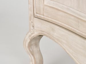 Miniaturka 1 - Zbliżenie na gięte nogi w komodzie w stylu prowansalskim