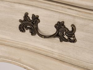 Miniaturka 2 - Zbliżenie na uchwyty w jasnobeżowej komodzie