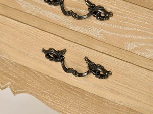 Miniaturka 10 - Szafka Nocna Francuska z Giętymi Nogami i Metalowymi Uchwytem – Venezia Oak