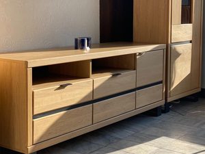 Miniaturka 7 - Zestaw mebli drewnianych w salonie z szafką RTV oraz witryny