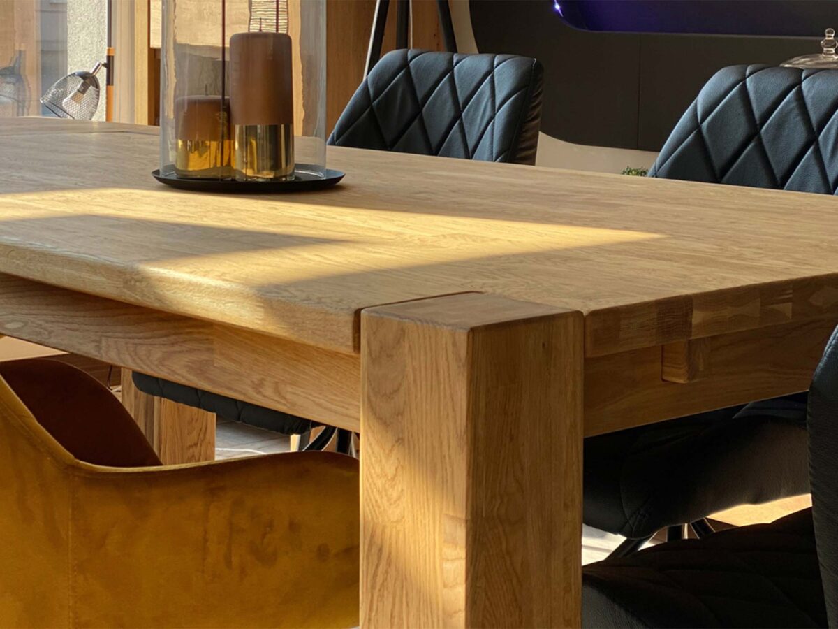 Stół dębowy masywny w aranżacji z dekoracjami i szarymi krzesłami Stół dębowy masywny w aranżacji z dekoracjami i szarymi krzesłami