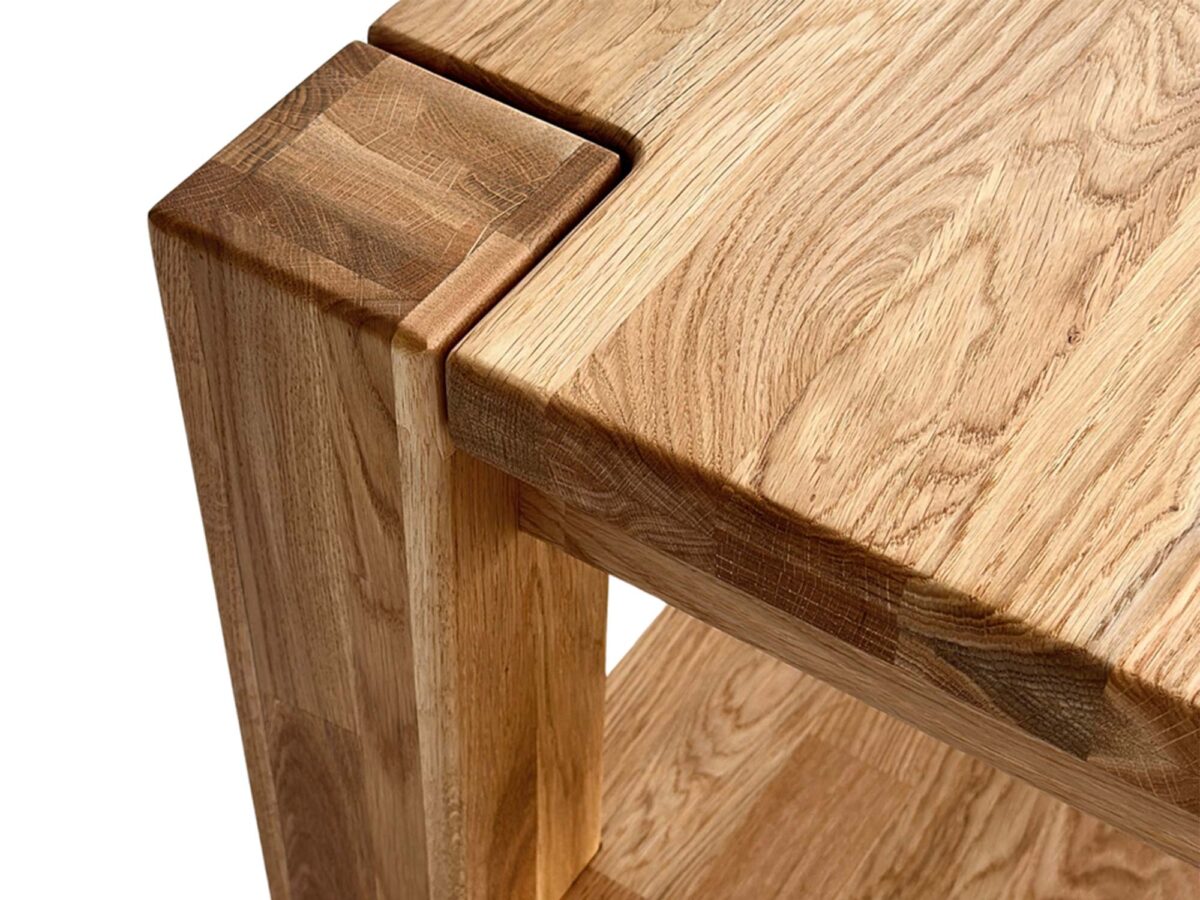 Ława dębowa masywna detal nogi i połączenia zbliżenie Ława dębowa masywna detal nogi i połączenia zbliżenie