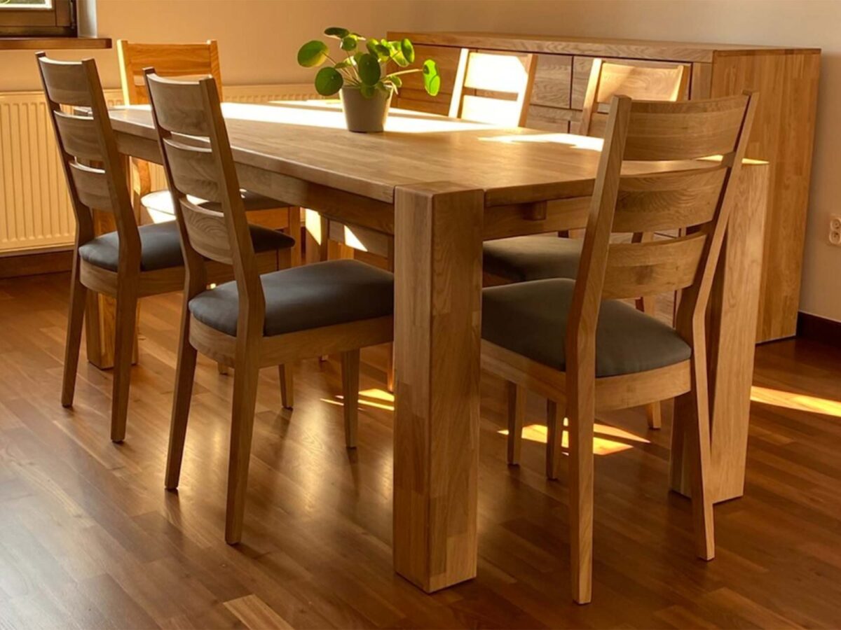 Masywny stół dębowy w jadalni z krzesłami dębowymi szare siedziska Masywny stół dębowy w jadalni z krzesłami dębowymi szare siedziska