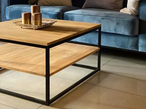 Miniaturka 5 - Stolik kawowy dębowy loft z półką przy niebieskiej sofie