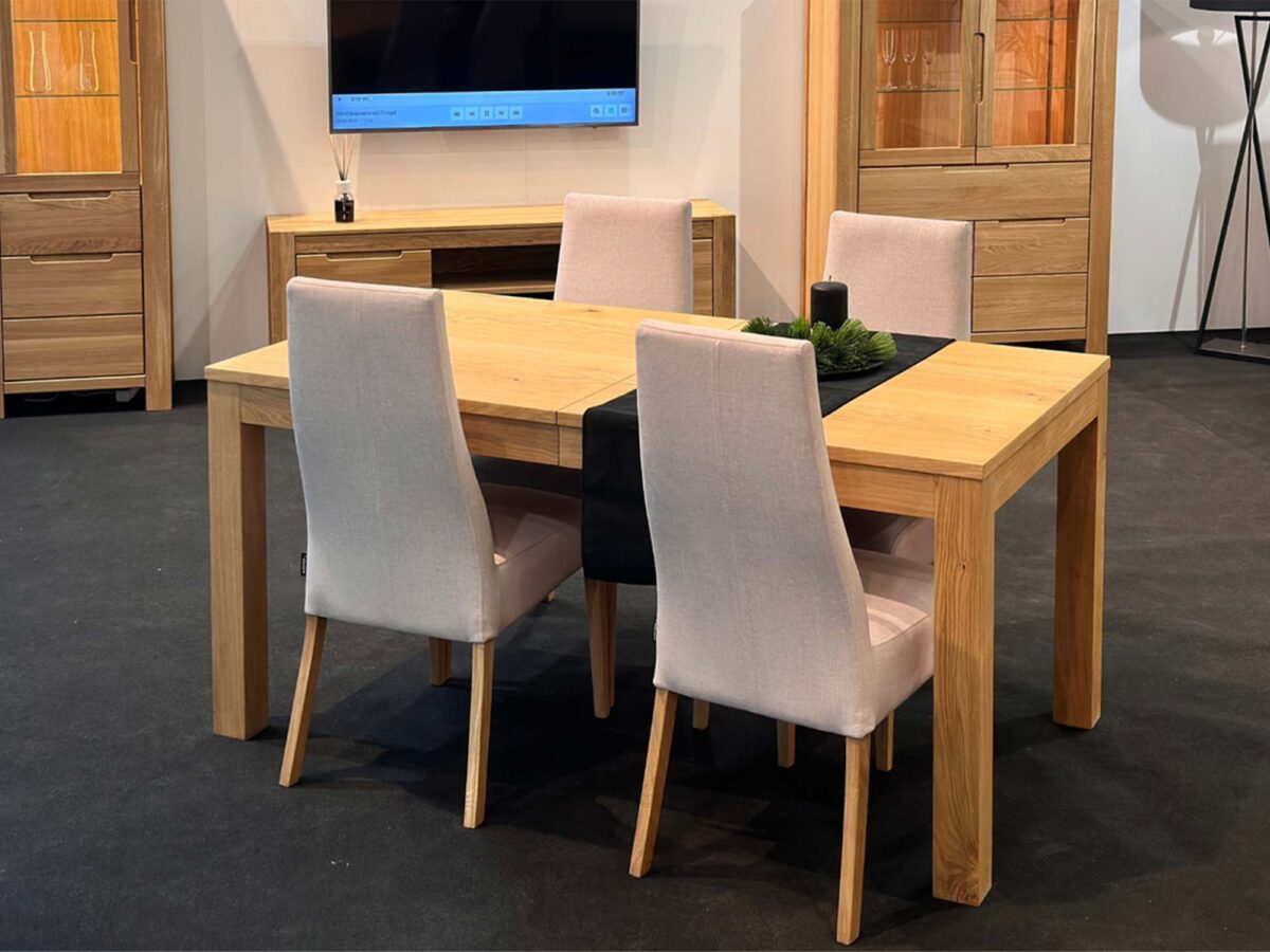 Stół dębowy rozkładany z krzesłami w aranżacji jadalni Stół dębowy rozkładany z krzesłami w aranżacji jadalni