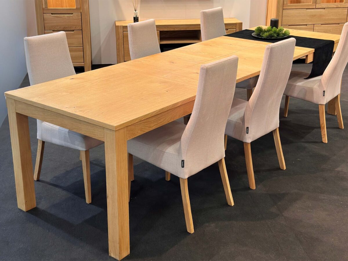 Dębowy stół jadalniany rozkładany krzesła tapicerowane beżowe Dębowy stół jadalniany rozkładany krzesła tapicerowane beżowe