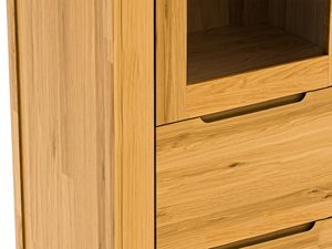 Miniaturka 6 - Detal szuflady w witrynie z widocznym usłojeniem drewna