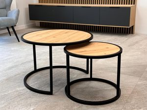 Miniaturka 5 - Dwa stoliki z czarnymi nogami i drewnianym blatem