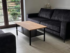 Miniaturka 11 - Minimalistyczny stolik w salonie z szarą sofą i lustrami