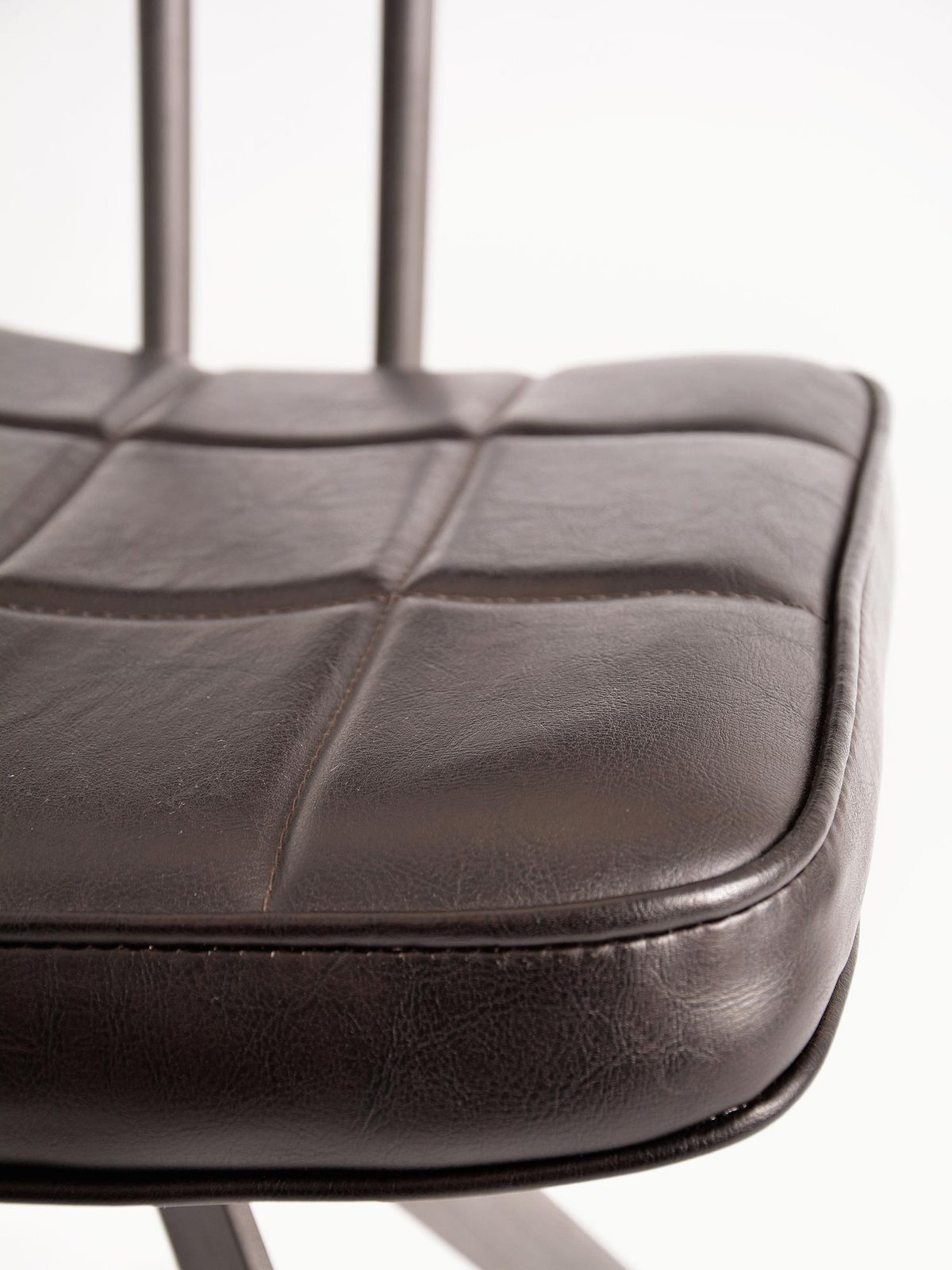 Detal tapicerowanego oparcia krzesła ze skóry ekologicznej