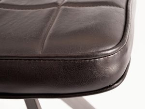 Miniaturka 3 - Detal tapicerowanego oparcia krzesła ze skóry ekologicznej