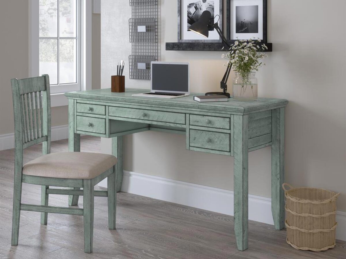 Biurko w stylu rustykalnym z toczonymi nogami i drewnianymi frontami Biurko w stylu rustykalnym z toczonymi nogami i drewnianymi frontami