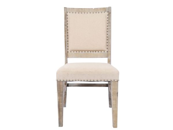 Krzesło z tapicerowanym siedziskiem i nitowanymi detalami