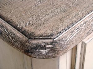 Miniaturka 2 - Detal drewnianego blatu stołu w stylu prowansalskim kolor biały