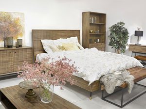 Miniaturka 3 - Aranżacja sypialni z łóżkiem i meblami z drewna