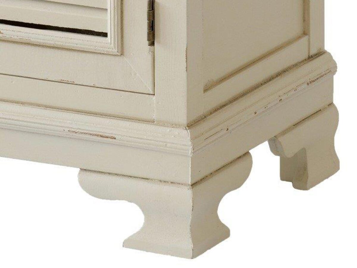 Detal drewnianych frontów szafki w stylu prowansalskim kolor biały