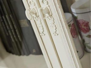 Miniaturka 2 - Drewniana witryna z dekoracyjnymi frontami i przeszklonymi drzwiami w stylu prowansalskim kolor kremowy