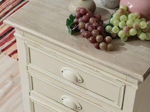 Miniaturka 2 - Detal rzeźbionych nóg drewnianej szafki nocnej