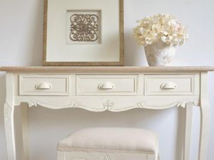 Miniaturka 2 - Drewniana konsola z dekoracyjnymi frontami i metalowymi uchwytami w stylu prowansalskim kolor kremowy