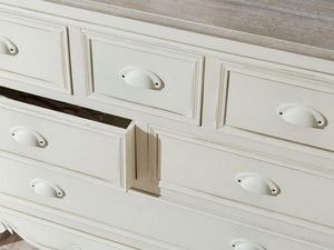 Miniaturka 1 - Drewniana komoda z trzema szufladami i dekoracyjnymi frontami w stylu prowansalskim kolor kremowy