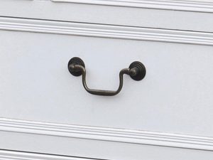 Miniaturka 2 - Detal uchwytu białej drewnianej komody w stylu prowansalskim