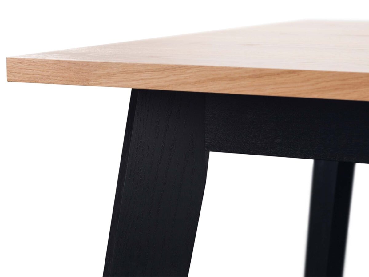 Stół dębowy detal blatu i czarnej drewnianej nogi skośnej zbliżenie