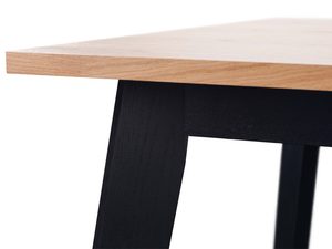 Miniaturka 2 - Stół dębowy detal blatu i czarnej drewnianej nogi skośnej zbliżenie