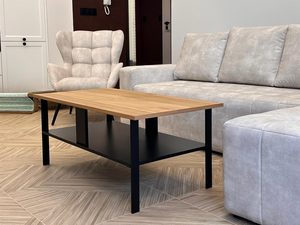 Miniaturka 14 - Stolik z czarnym metalowym stelażem w jasnym salonie