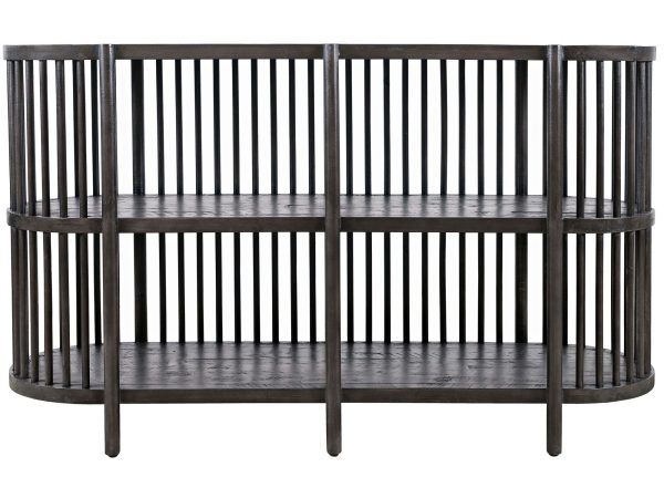 Otwarty regał w industrialnym stylu z drewnianymi półkami