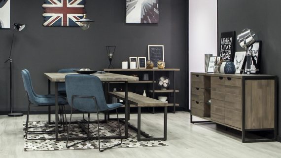 Salon w stylu nowoczesnym z ciemnymi meblami