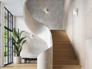 Miniaturka 14 - Białe kinkiety spiralne przy schodach w nowoczesnym wnętrzu