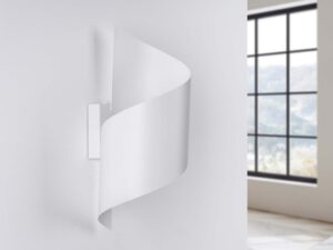 Miniaturka 3 - Spiralny kinkiet biały na ścianie przy oknie