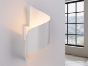 Miniaturka 4 - Metalowy kinkiet biały świecący w aranżacji wnętrza