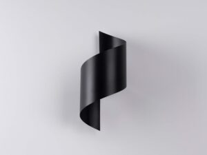 Miniaturka 1 - Czarny kinkiet spiralny na szarej ścianie